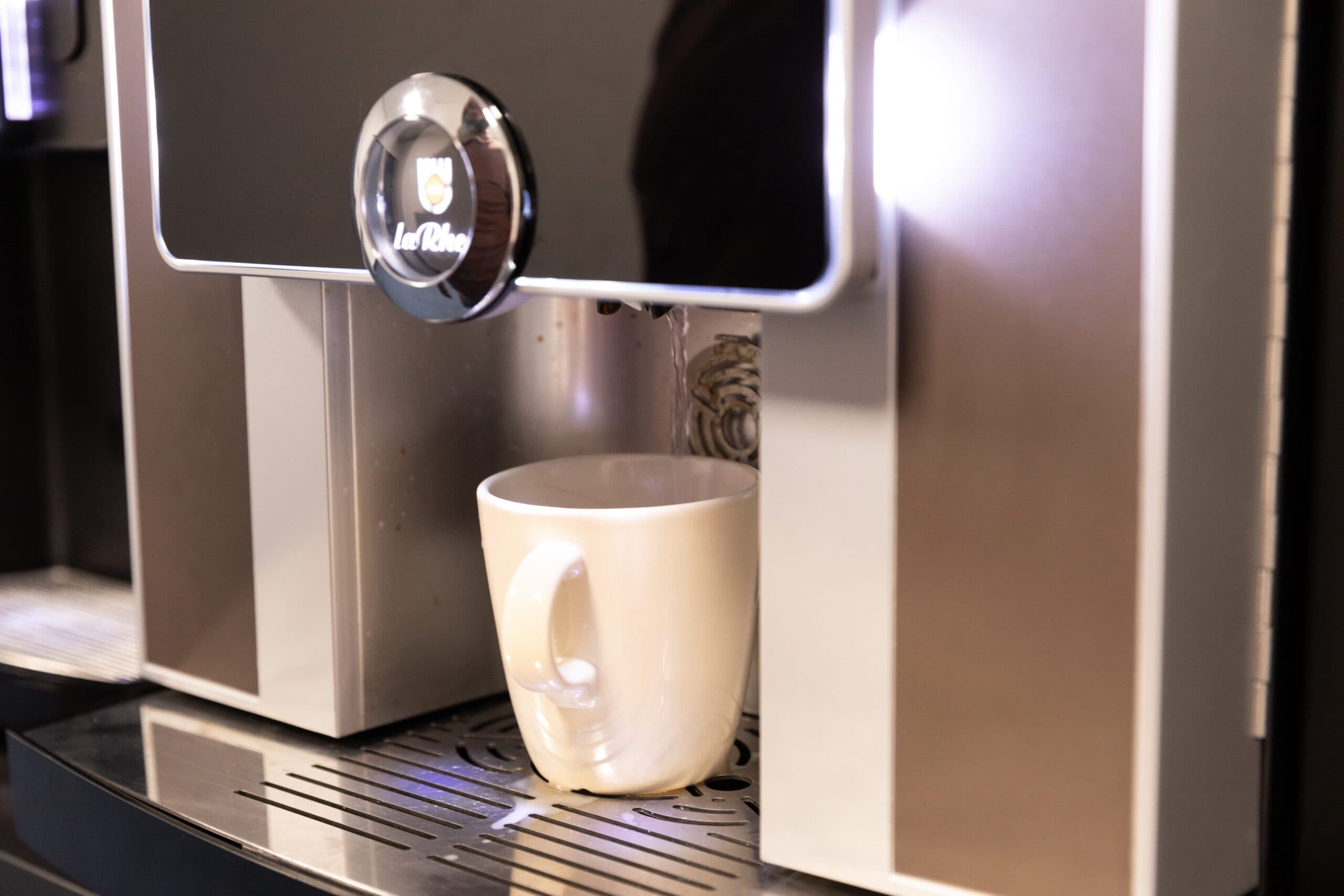 Koffieapparaat op het Fellow People kantoor: waar koffie en koppelingen worden gezet